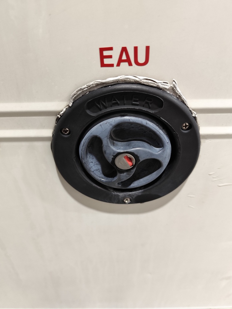 Joint autour du remplissage d'eau propre
